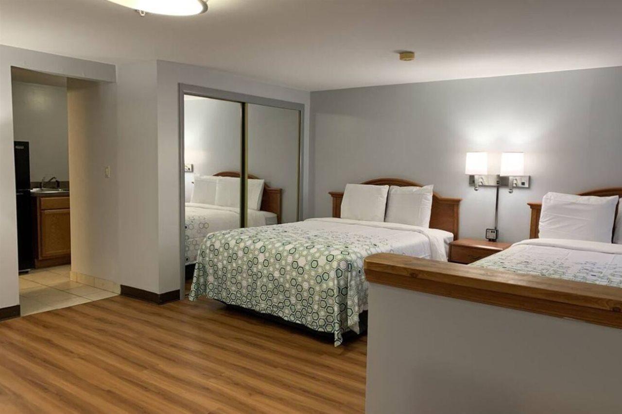 Econo Lodge Inn & Suites Денвер Экстерьер фото