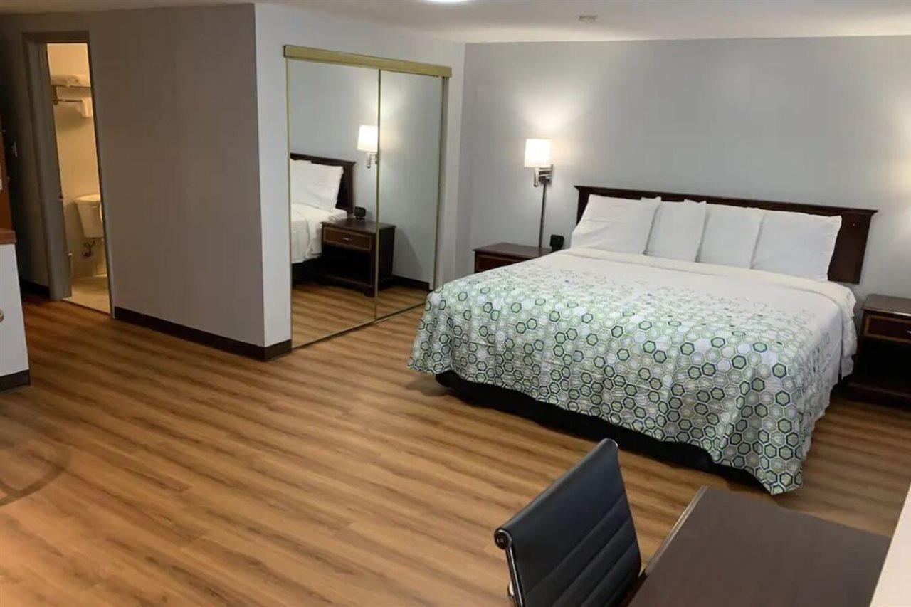 Econo Lodge Inn & Suites Денвер Экстерьер фото