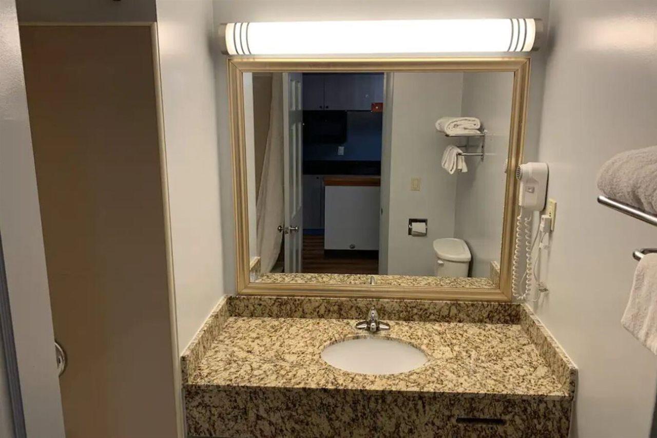 Econo Lodge Inn & Suites Денвер Экстерьер фото