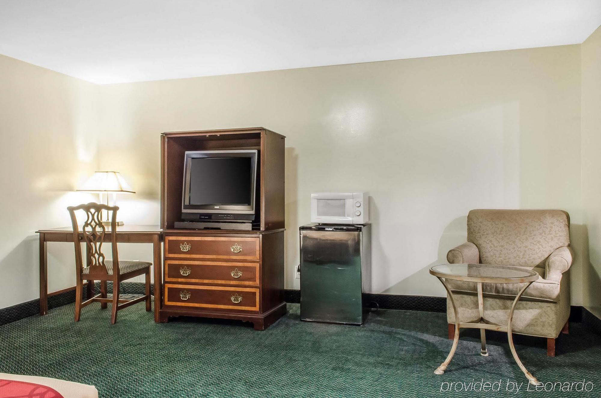 Econo Lodge Inn & Suites Денвер Экстерьер фото