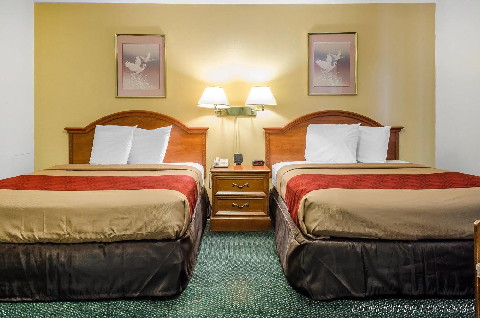 Econo Lodge Inn & Suites Денвер Экстерьер фото