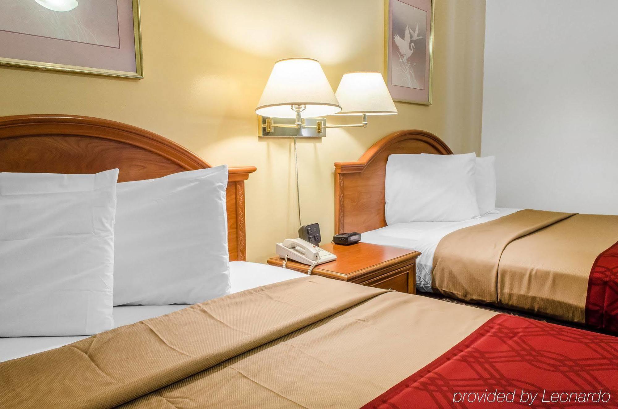 Econo Lodge Inn & Suites Денвер Экстерьер фото