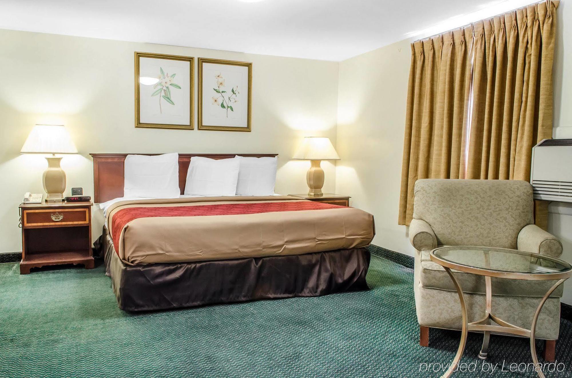 Econo Lodge Inn & Suites Денвер Экстерьер фото