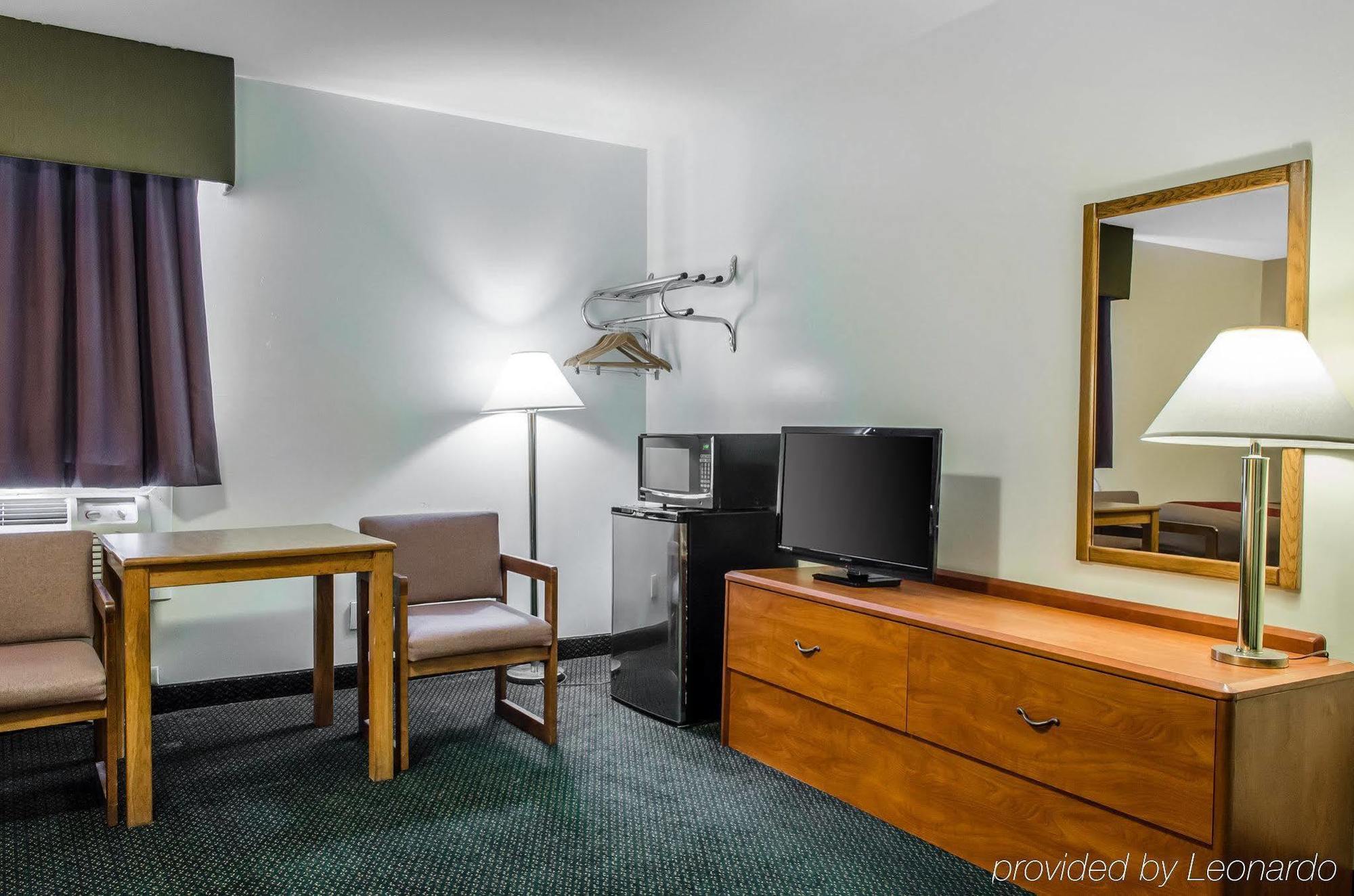 Econo Lodge Inn & Suites Денвер Экстерьер фото