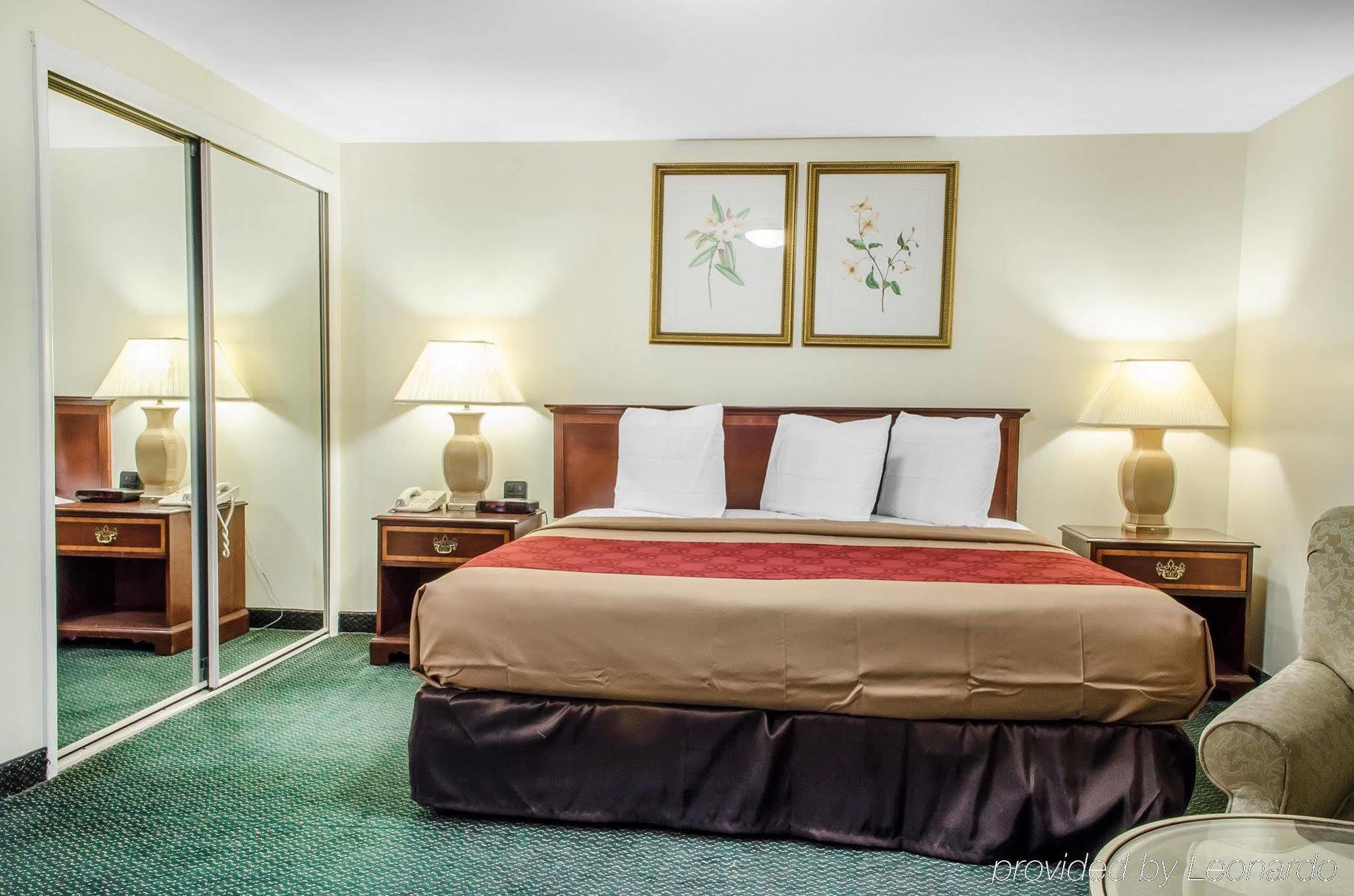 Econo Lodge Inn & Suites Денвер Экстерьер фото