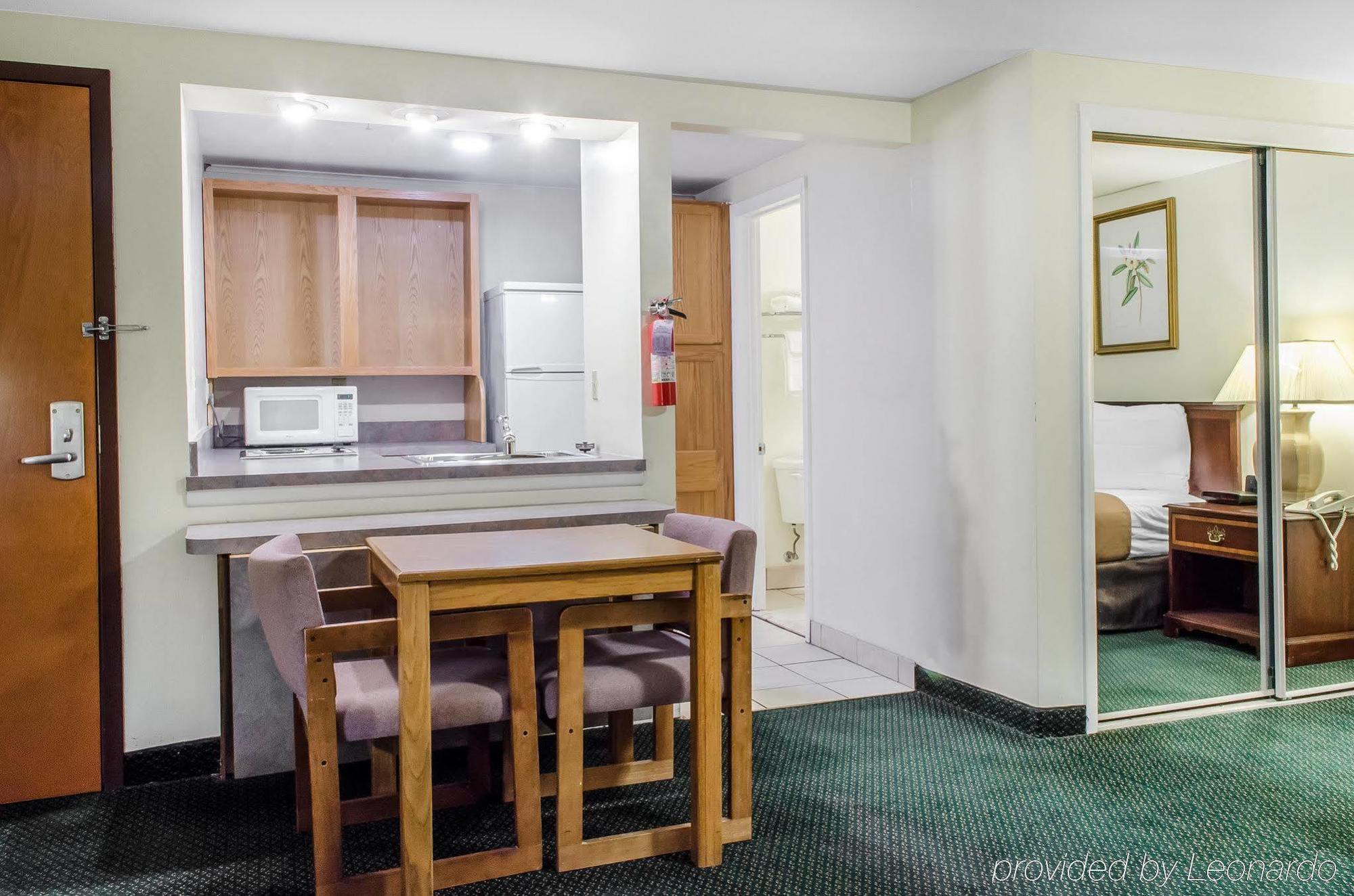 Econo Lodge Inn & Suites Денвер Экстерьер фото