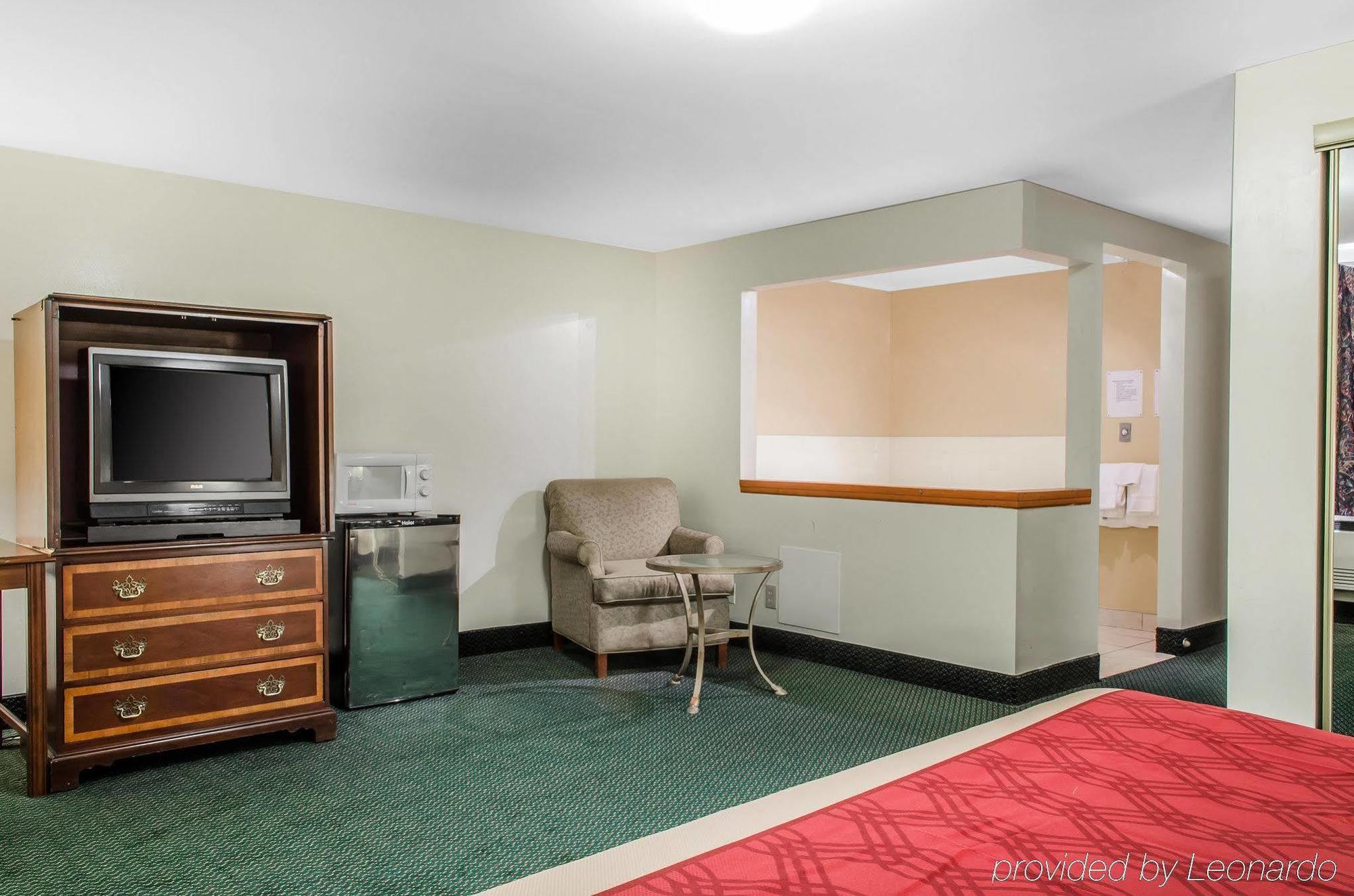 Econo Lodge Inn & Suites Денвер Экстерьер фото