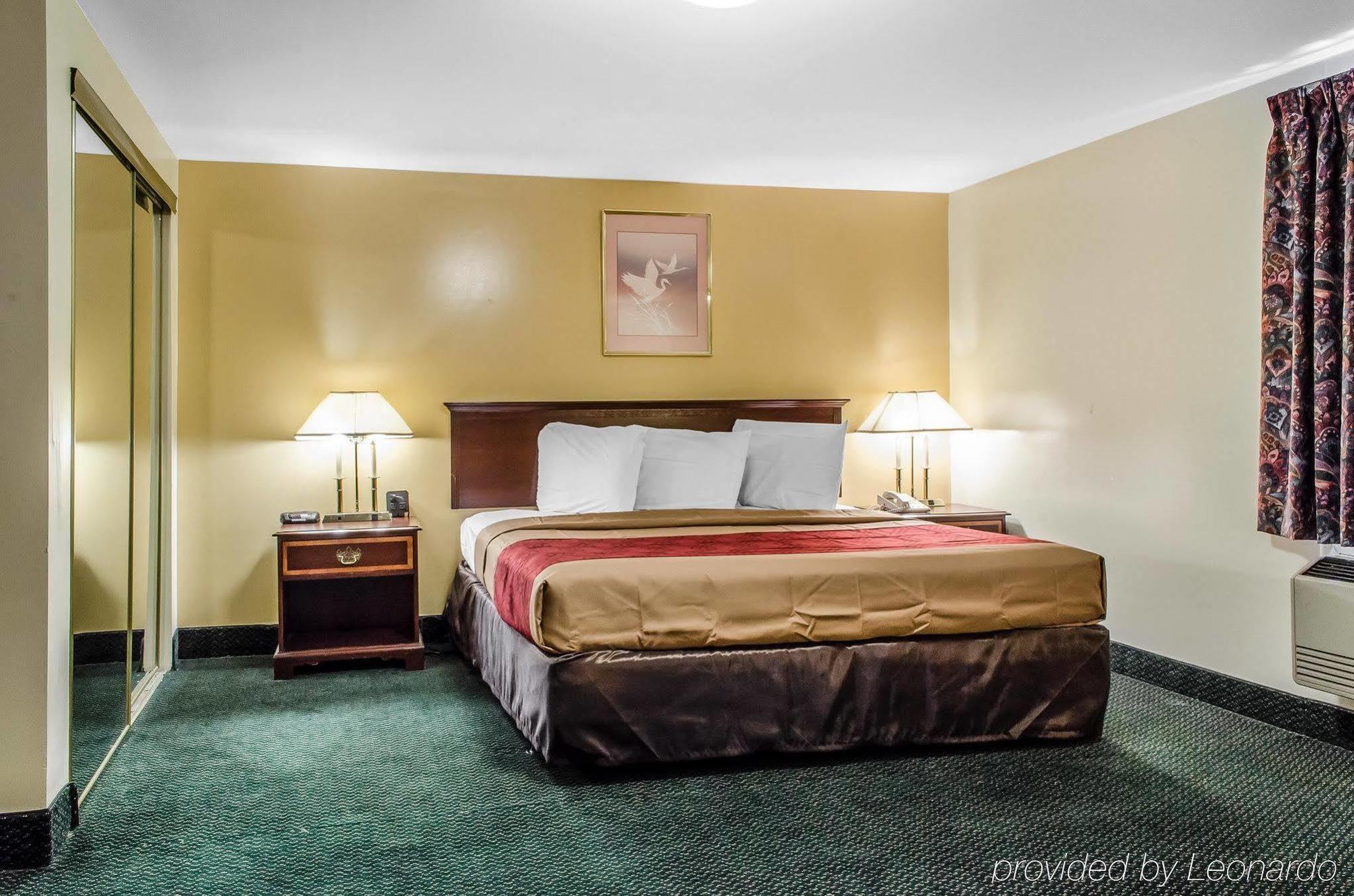 Econo Lodge Inn & Suites Денвер Экстерьер фото