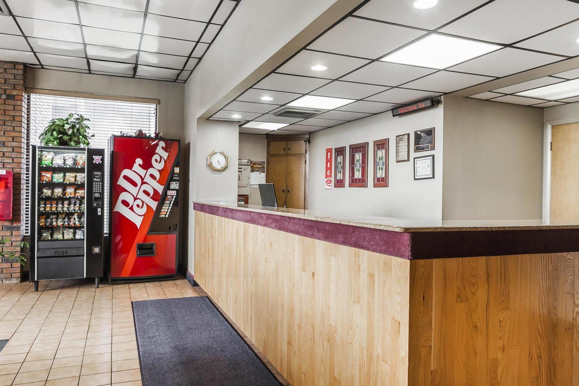 Econo Lodge Inn & Suites Денвер Экстерьер фото