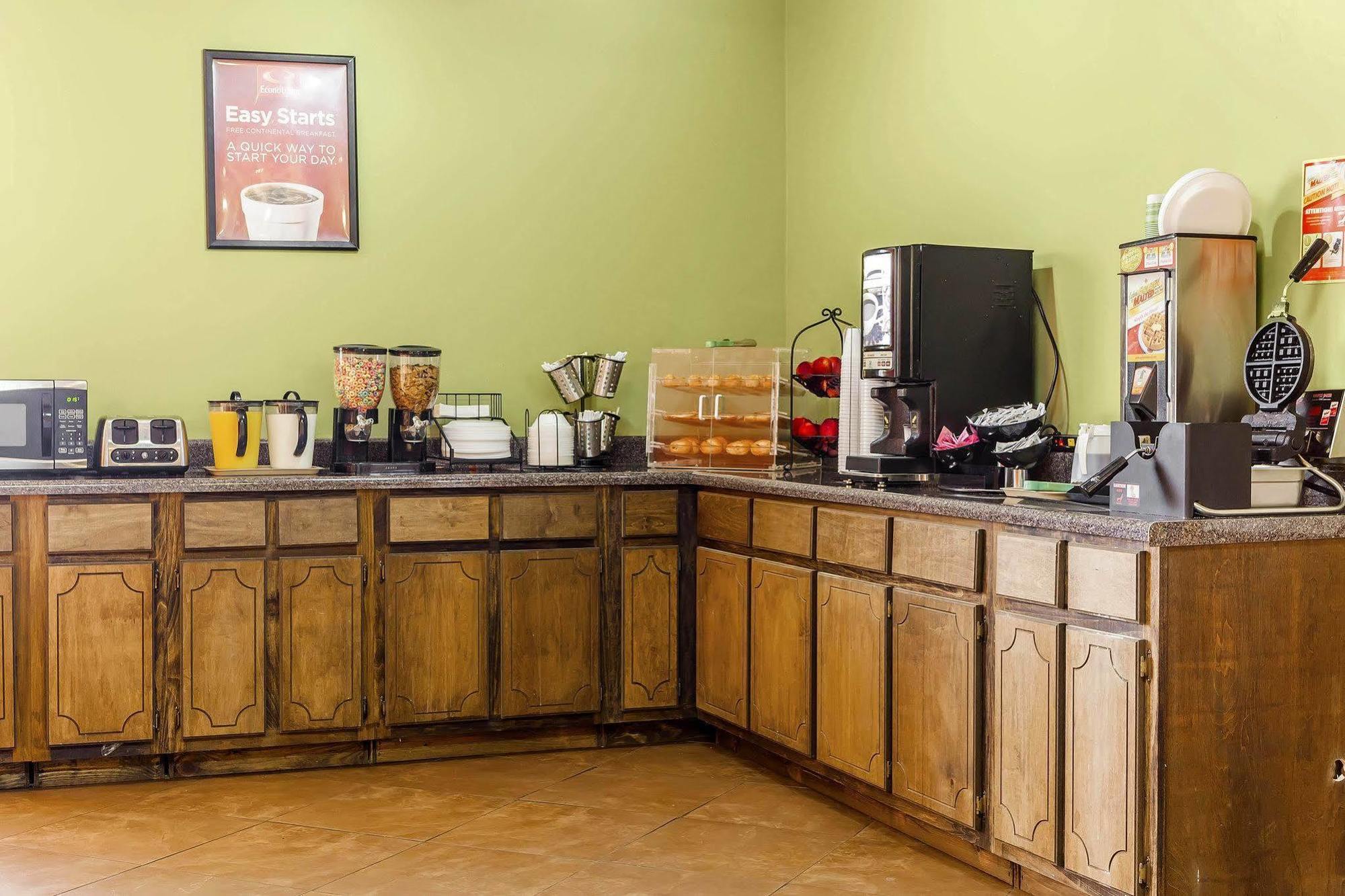 Econo Lodge Inn & Suites Денвер Экстерьер фото