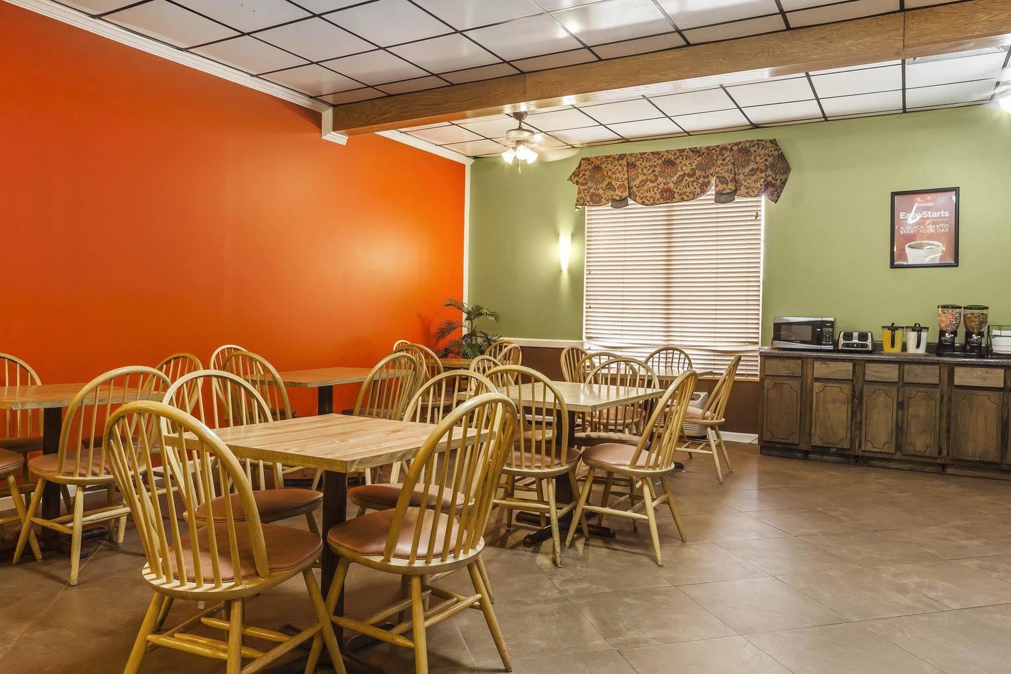 Econo Lodge Inn & Suites Денвер Экстерьер фото