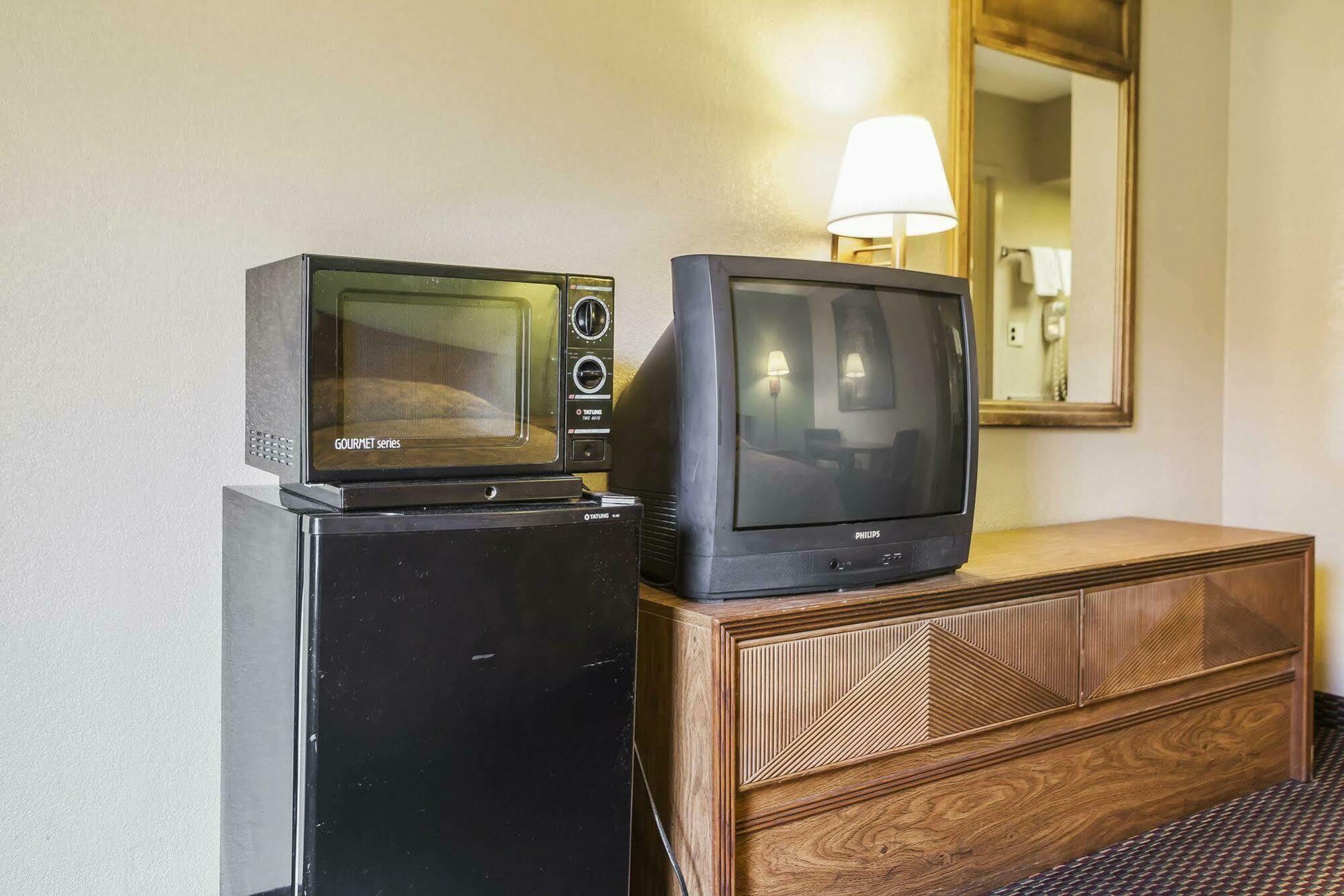 Econo Lodge Inn & Suites Денвер Экстерьер фото