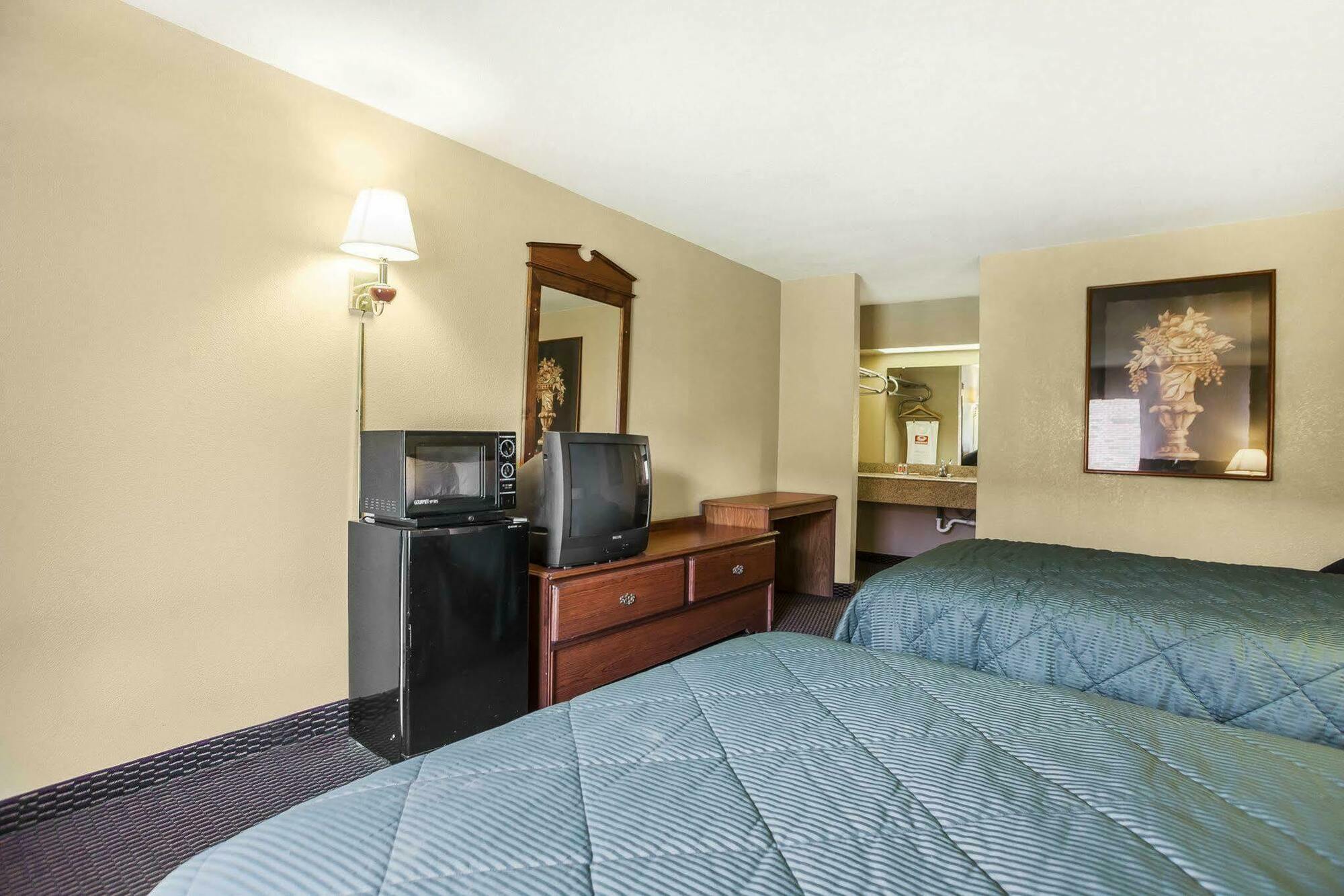 Econo Lodge Inn & Suites Денвер Экстерьер фото