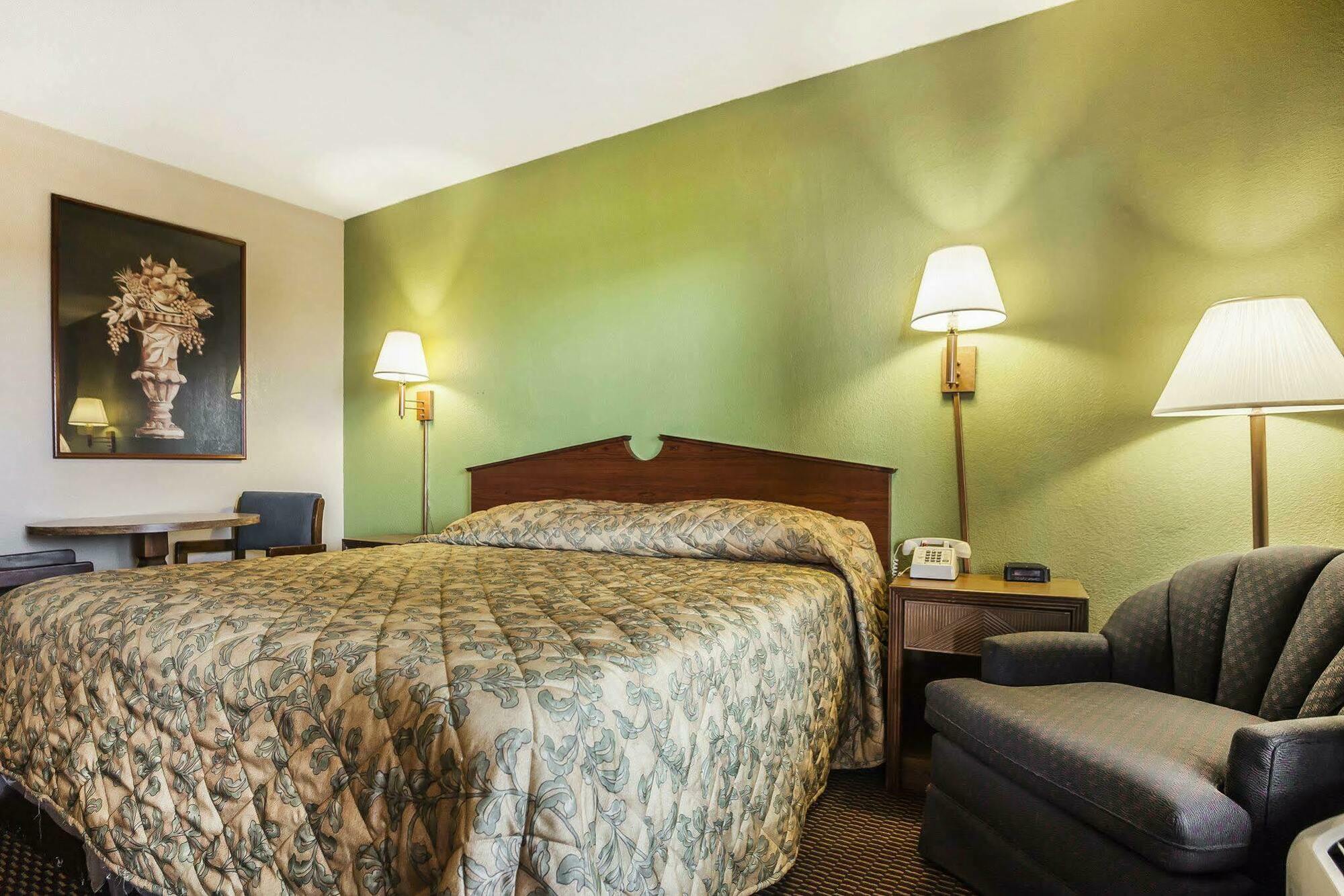 Econo Lodge Inn & Suites Денвер Экстерьер фото