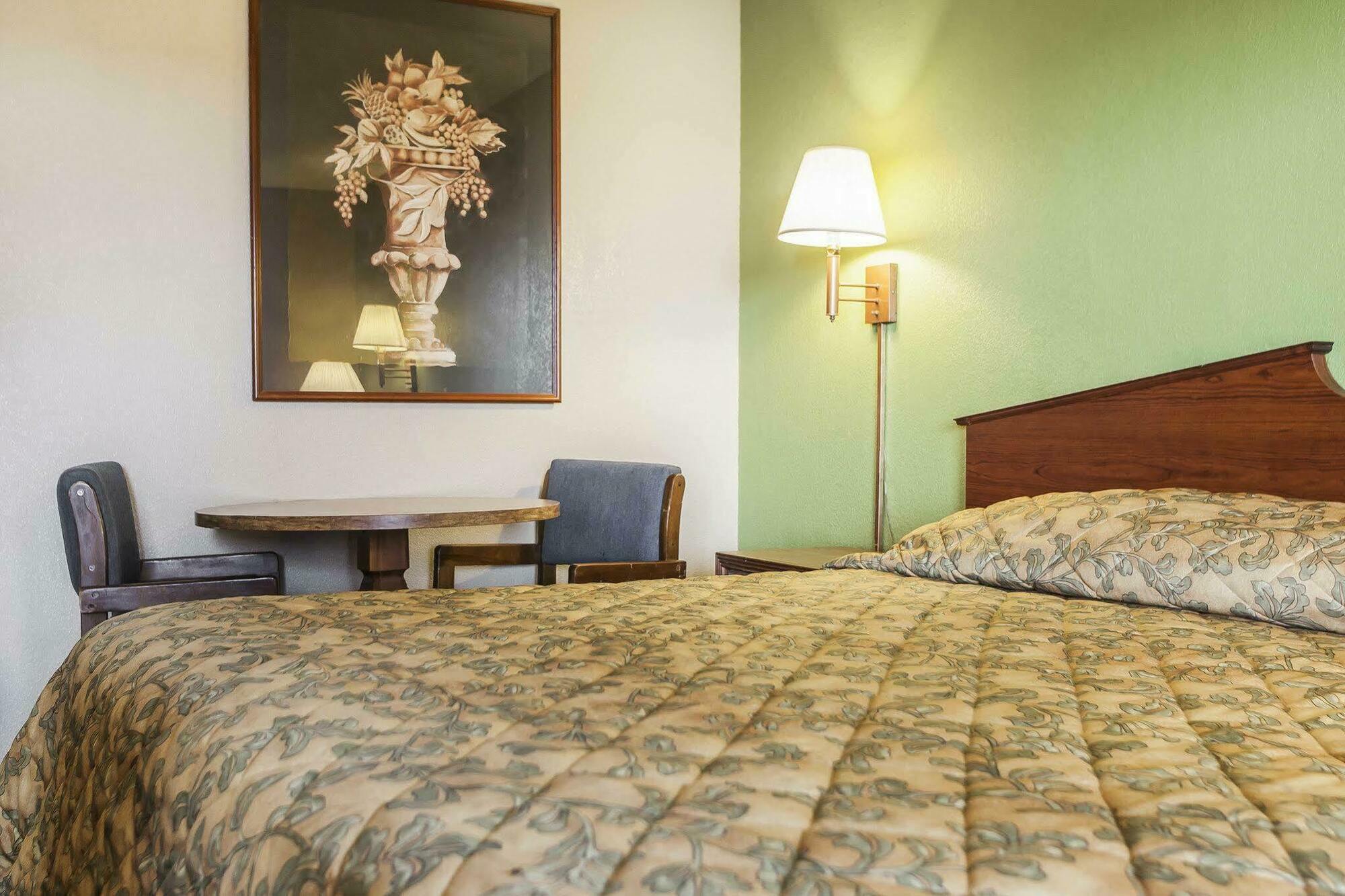 Econo Lodge Inn & Suites Денвер Экстерьер фото