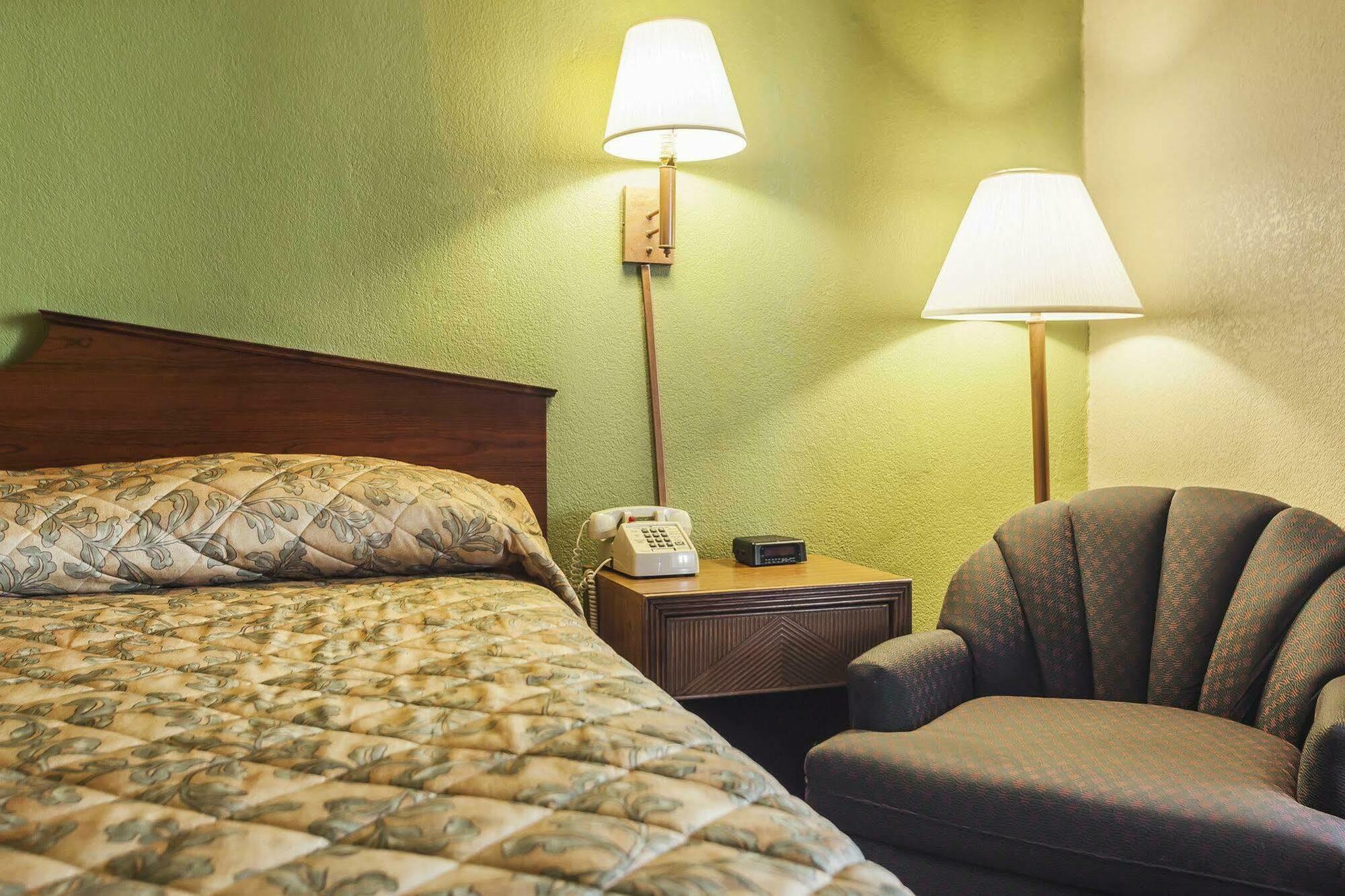 Econo Lodge Inn & Suites Денвер Экстерьер фото