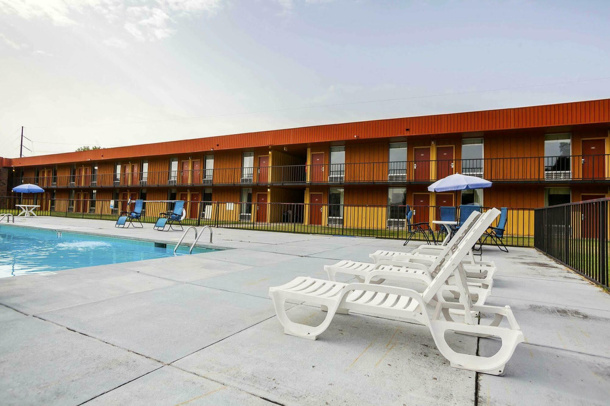 Econo Lodge Inn & Suites Денвер Экстерьер фото