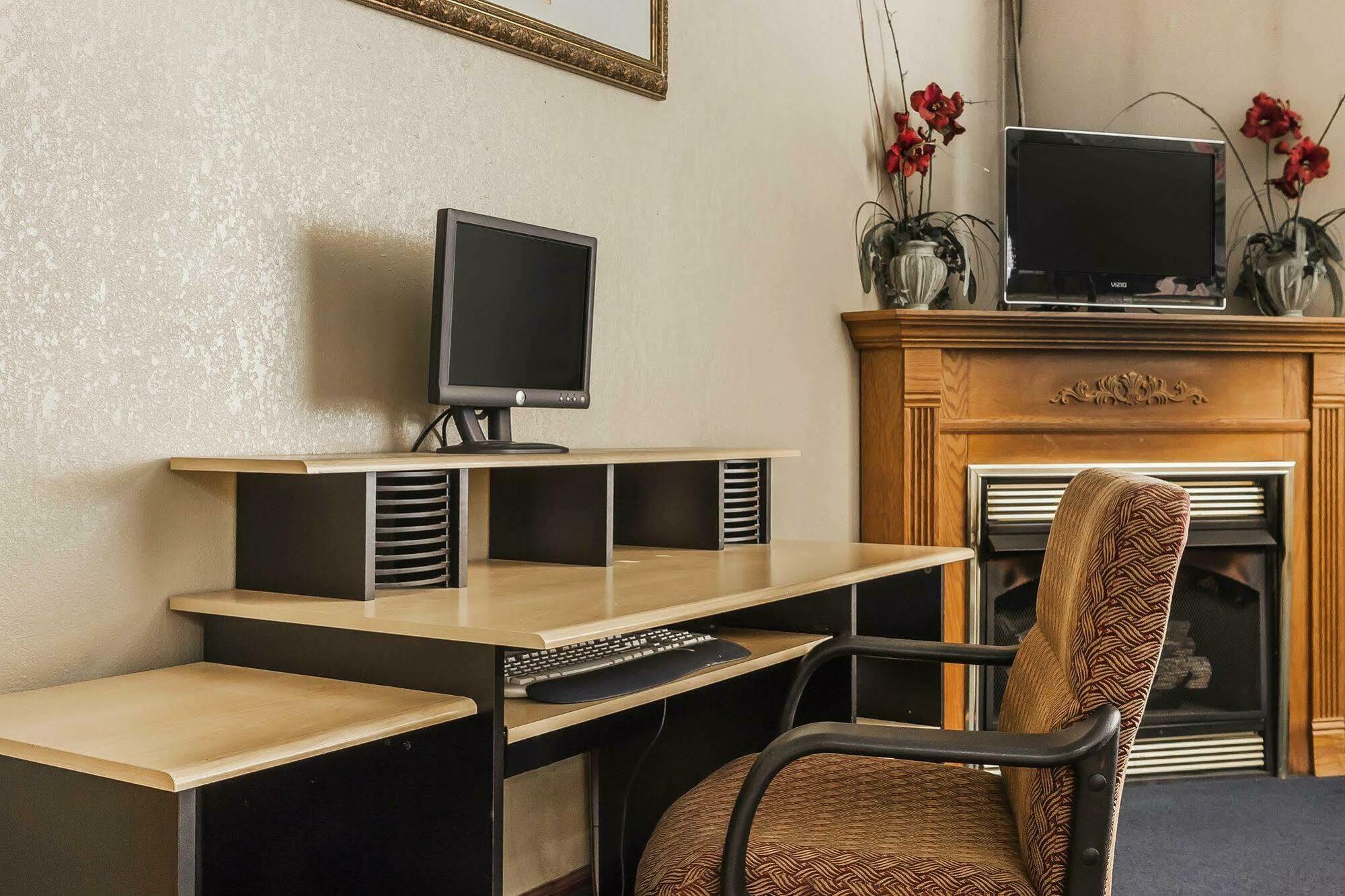 Econo Lodge Inn & Suites Денвер Экстерьер фото